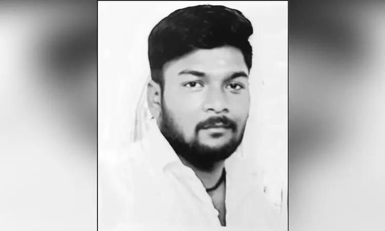 “சபரிமலைக்கு மாலை அணிந்து மைக் பிடித்து பாடிய பக்தர்”… நொடி பொழுதில் தூக்கி வீசப்பட்டு மரணம்… அதிர்ச்சியில் பக்தர்கள்..!!!