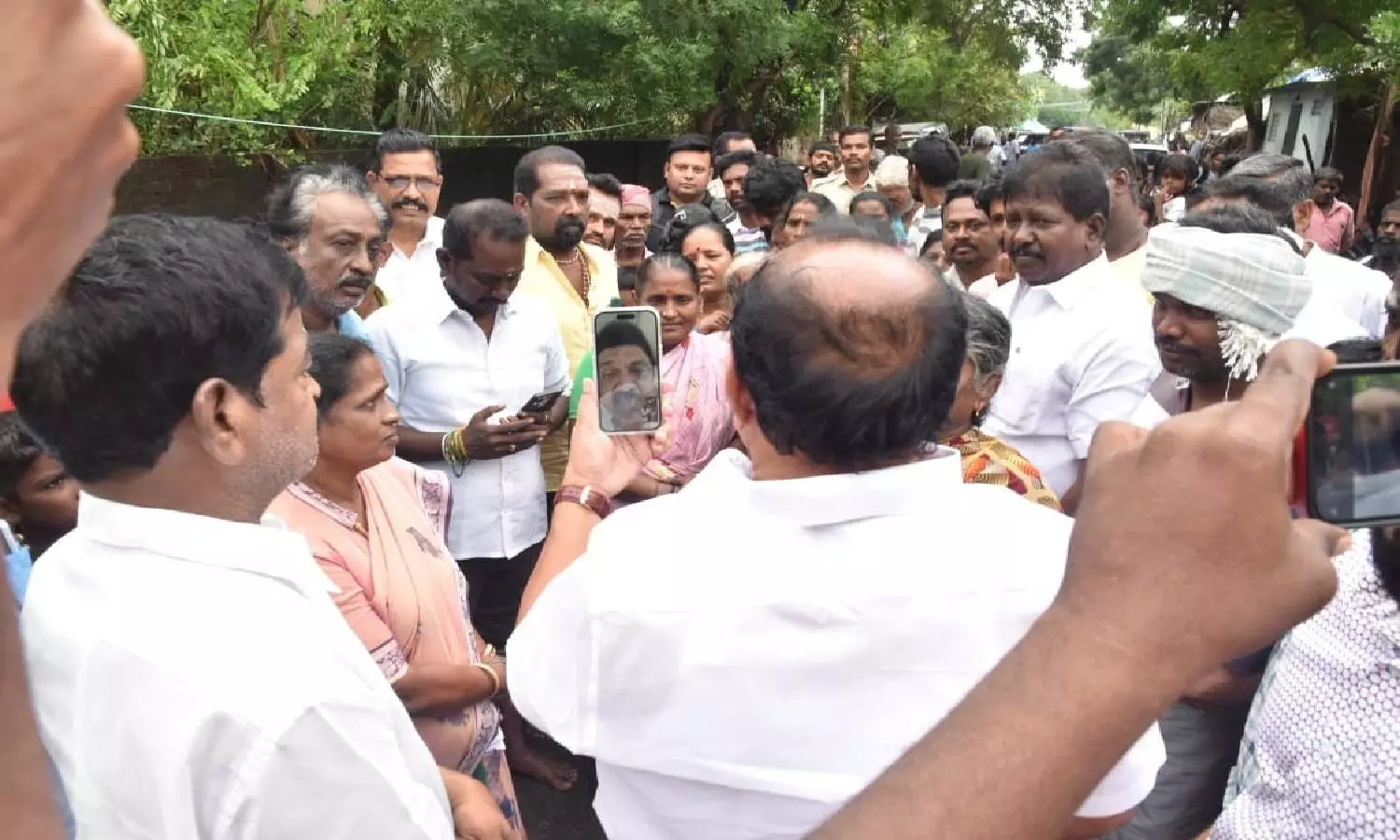 ஆற்றில் வெள்ளப்பெருக்கு… களத்தில் இறங்கிய அமைச்சர்… வீடியோ காலில் வந்த முதல்வர்…. பறந்து வந்த உத்தரவு…!!
