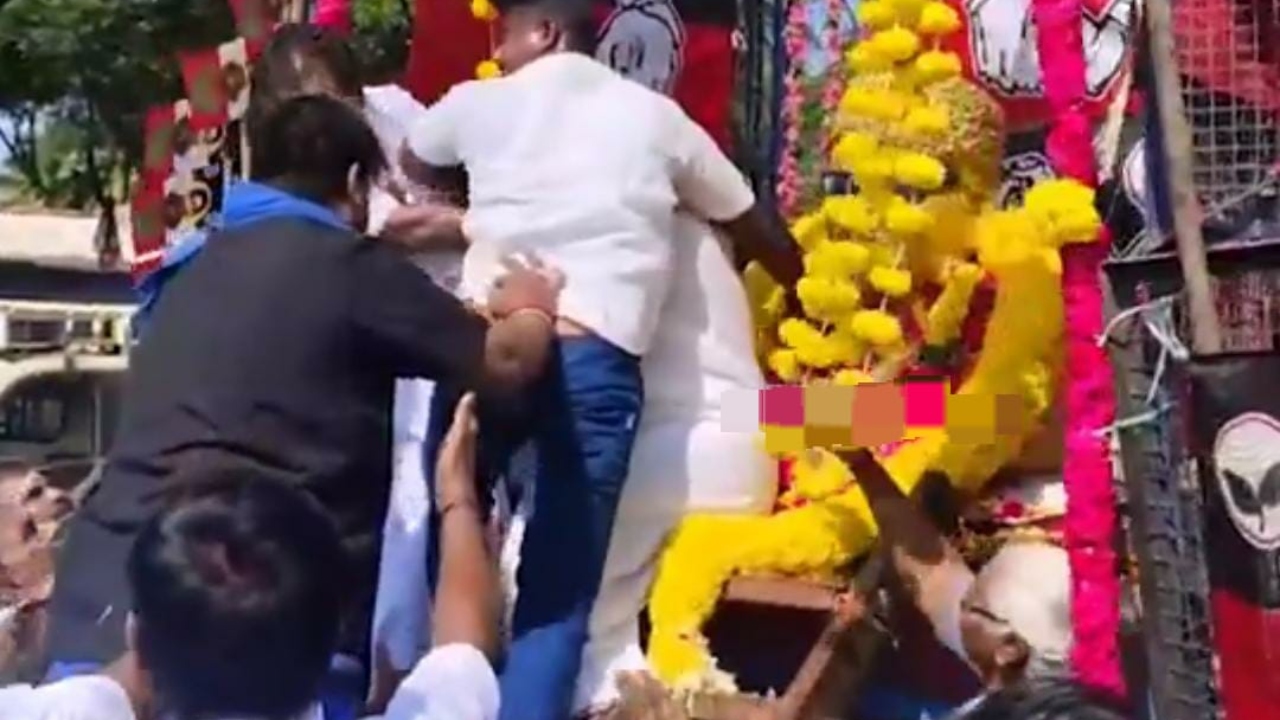“எம்ஜிஆர் பக்கத்தில் நான் தான் நிற்பேன்…” அதிமுக கவுன்சிலர்களிடையே மோதல்…. பரபரப்பு….!!