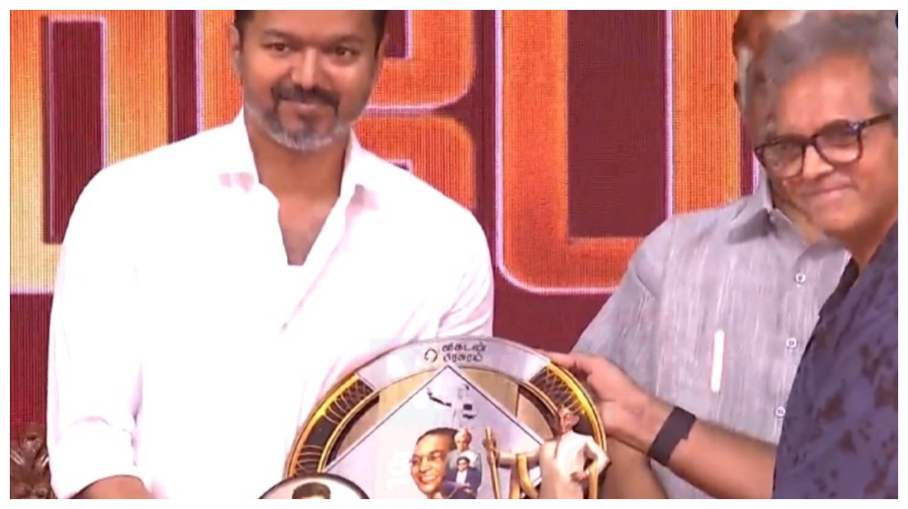 அம்பேத்கர் நூல் வெளியீட்டு விழாவில்… ‌தவெக தலைவர் விஜய்க்கு நினைவு பரிசு வழங்கி கௌரவம்…!!!