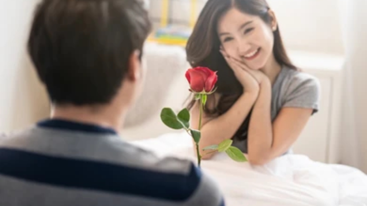 “இளைஞர்களே… இனிமேல் LOVE பண்ணுங்க…” கல்லூரியில் காதல் பாடத்திட்டம்…. சீன அரசின் புதிய முயற்சி….!!