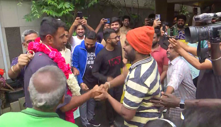 சர்வதேச கிரிக்கெட்டில் இருந்து ஓய்வு… சென்னைக்கு திரும்பிய அஸ்வினுக்கு ரசிகர்கள் உற்சாக வரவேற்பு… நெகிழ்ச்சி வீடியோ ..!!