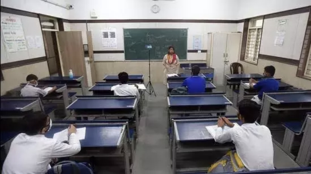SCHOOL போக வேண்டாம்…. “ONLINE CLASS வேணும்” பள்ளிக்கு வெடிகுண்டு மிரட்டல் விடுத்த சிறுவன்….!!
