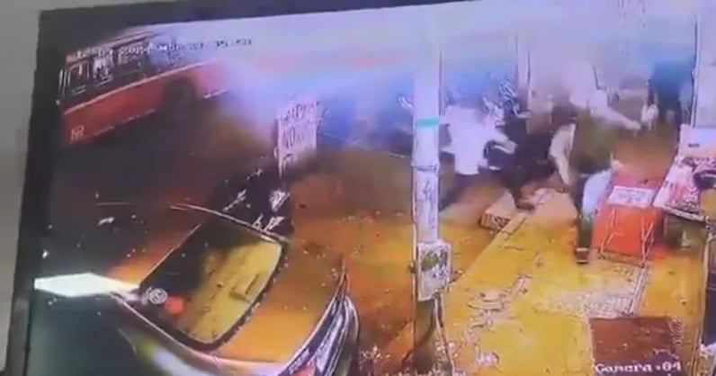 ரோட்டில் தாறுமாறாக ஓடிய மின்சாரப் பேருந்து…. போலீசார் உட்பட 6 பேர் பலி… 50 பேர் படுகாயம்… பெரும் அதிர்ச்சி …!!!