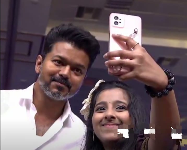 பக்கத்தில் வர தயங்கிய சிறுமி… யோசிக்காமல் விஜய் செய்த செயல்.. நெகிழ்ச்சி சம்பவம்… வைரலாகும் வீடியோ…!!
