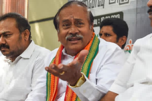 கருணாநிதி சொன்னது போல்… போலீசாரின் ஈரல் 100% அழுகிப்போய்விட்டது… “சார் ஒருத்தர் இல்லையாம் 4 பேராம்”… எச். ராஜா பரபர..!!