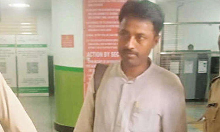 மெட்ரோ ரயிலில் பெண்களை தகாத முறையில் வீடியோ எடுத்த இளைஞர்… ஓடும் ரயிலிலேயே மடக்கிப் பிடித்த அதிகாரிகள்….!!