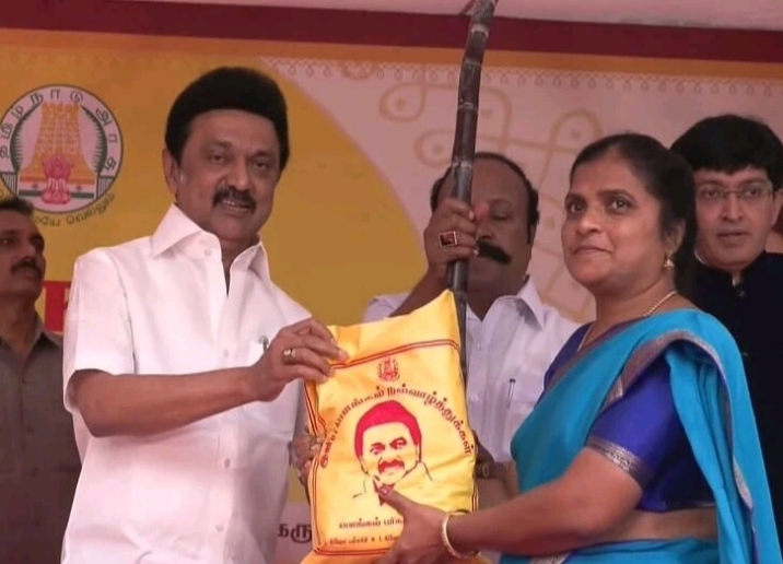 Breaking: ரேஷன் கடைகளில் பொங்கல் பரிசு தொகுப்பு…. தொடங்கி வைத்தார் முதல்வர் ஸ்டாலின்…!!