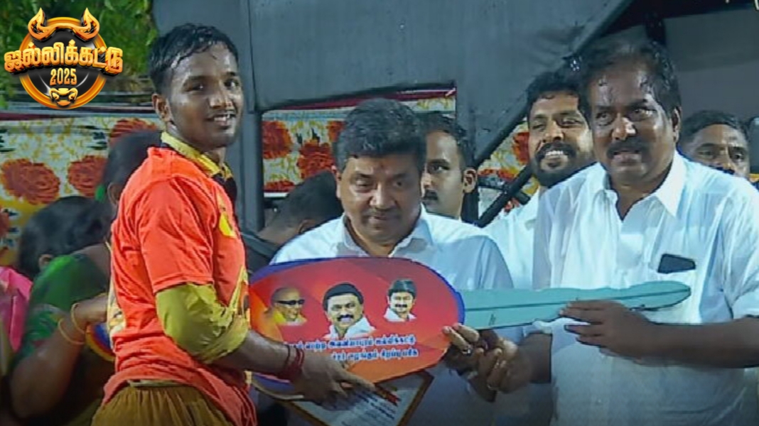 Breaking: அவனியாபுரம் ஜல்லிக்கட்டு போட்டி… 19 காளைகளை அடக்கி முதல் பரிசான காரை வென்றார் கார்த்தி..!!
