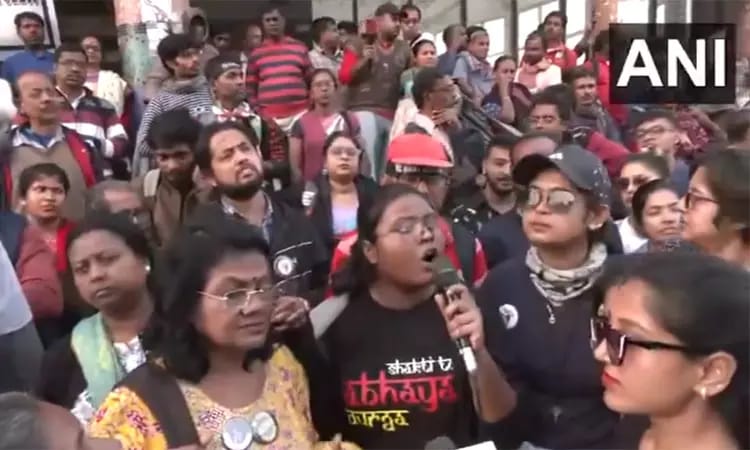 ‘ கொல்கத்தாவில் பெண் மருத்துவர் கொலை ‘…. சாகும் வரை சிறை தண்டனை போதாது…. நீதிமன்றத்தின் முன் மருத்துவர்கள் போராட்டம்…!!!