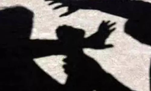 “விடுதியில் தூங்கிக் கொண்டிருந்த 19 வயது மாணவி”… இரவில் கதவை கட்டிய மர்ம நபர்… பலத்த காயங்களுடன் ஹாஸ்பிடலில் அனுமதி… கேள்விக்குறியான பாதுகாப்பு…!!!