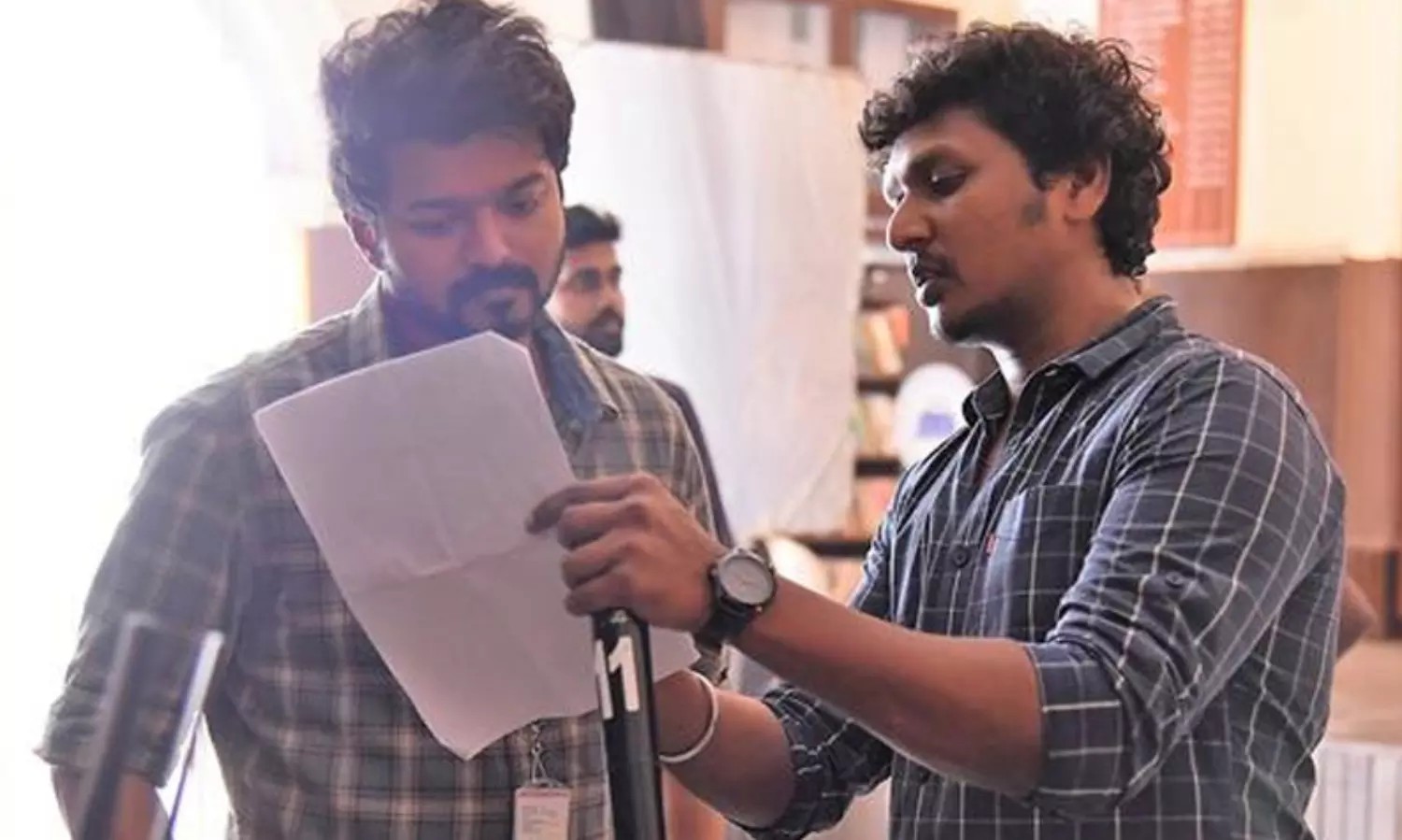 தளபதி ஒரு தடவை தான் சொன்னாரு.. “எல்லா போட்டோலயும் சீன் பேப்பர் தானா”… மீண்டும் மீண்டும் கலாய்க்கும் லோகேஷ்… வைரலாகும் வீடியோ..!!!