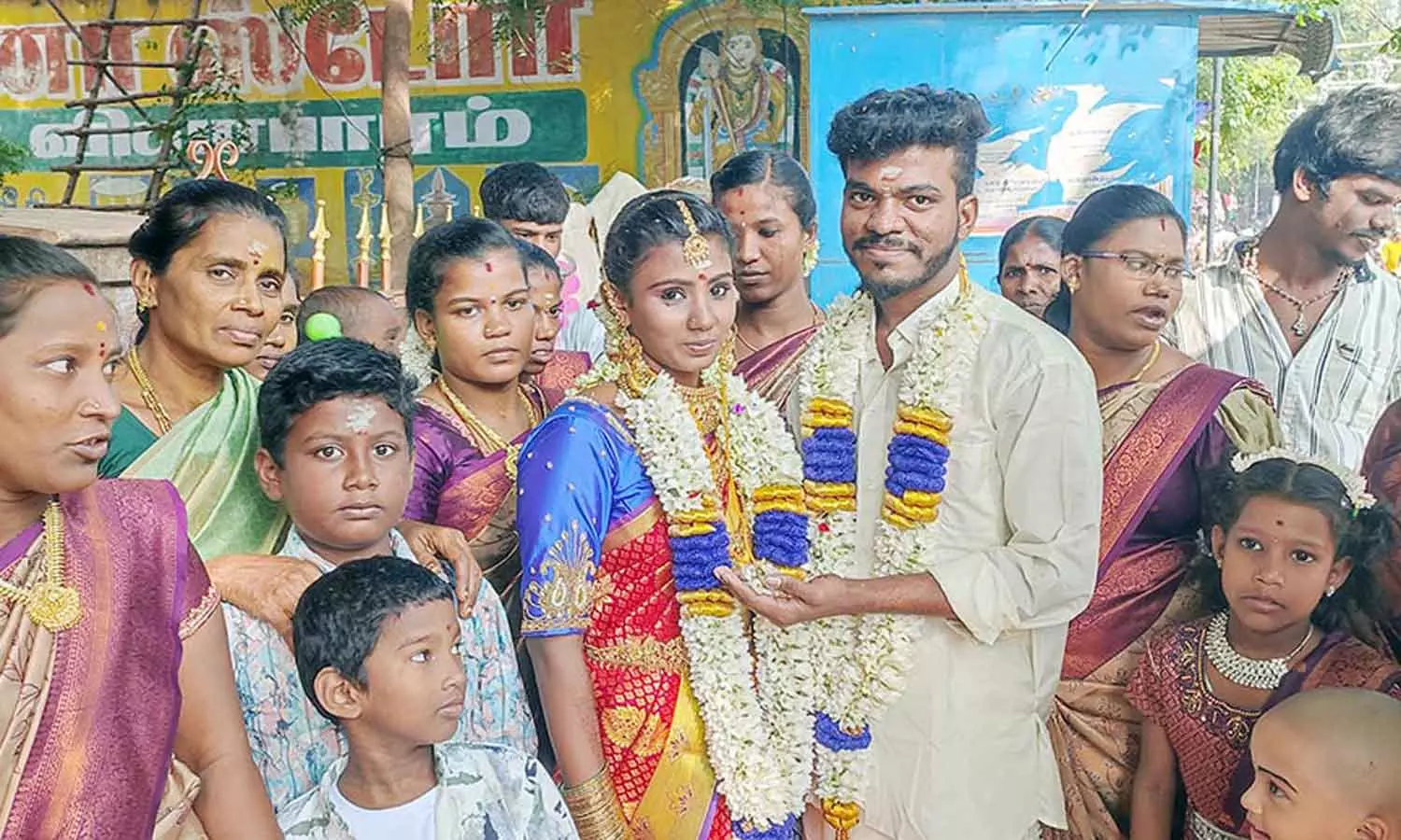 புத்தாண்டு தினத்தில் மதுரை மீனாட்சி அம்மன் கோவிலில் திருமணம் செய்த காதல் ஜோடி… அதுவும் பெற்றோர் சம்பந்தத்துடன்…!!