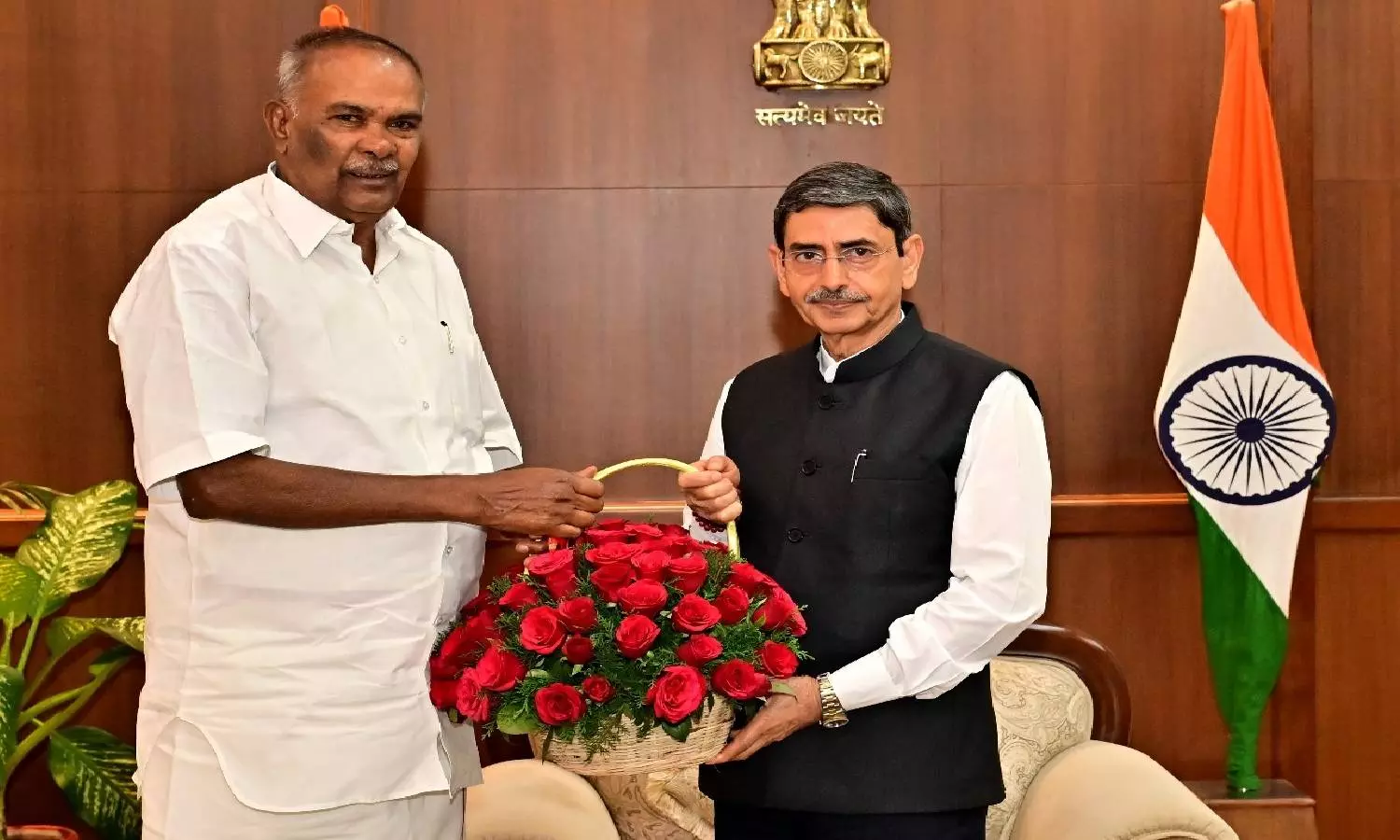 2025-ன் முதல் கூட்டம்… சட்டசபையில் உரையாற்ற ஆளுநர் ரவியை நேரில் சென்று அழைத்த சபாநாயகர்..!!