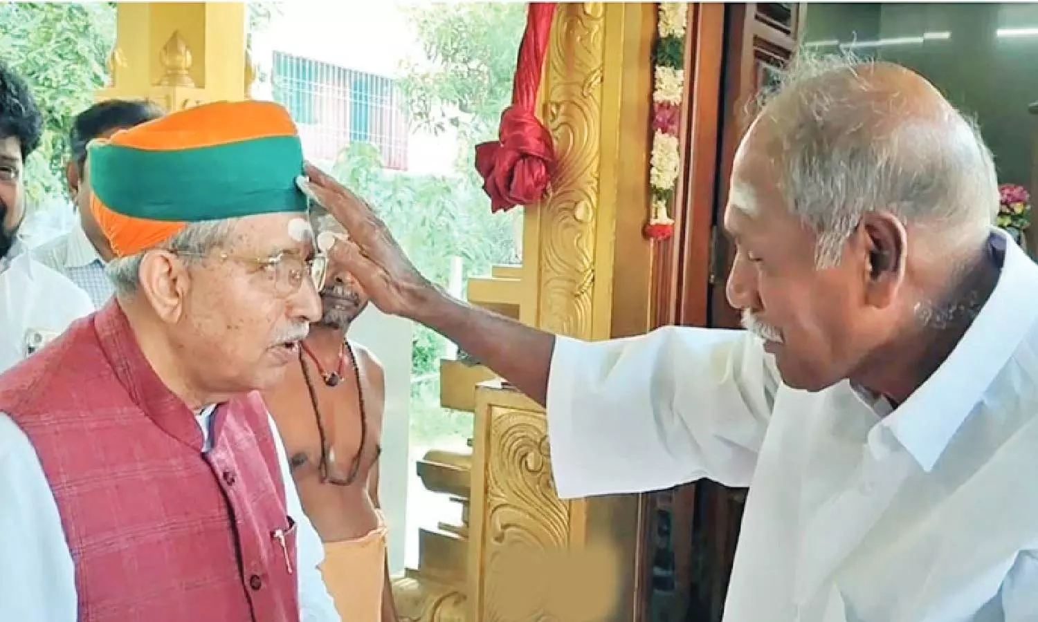 “அப்பா பைத்தியம் சாமி கோவிலில்  தரிசனம்”.. மத்திய மந்திரிக்கு விபூதி அடித்து ஆசீர்வாதம் வழங்கிய புதுச்சேரி முதல்வர்…!!!