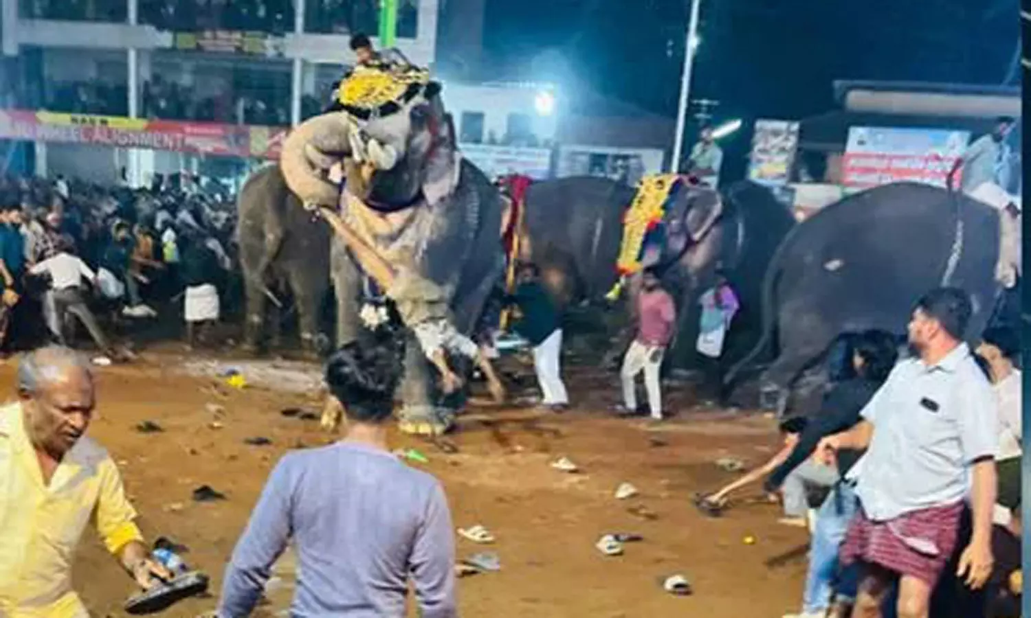 பயங்கர அதிர்ச்சி..! களைகட்டிய திருவிழாவில் திடீரென மிரண்ட யானை… ஒருவர் பலி… 17 பேர் கவலைக்கிடம்… பதை பதைக்க வைக்கும் வீடியோ..!