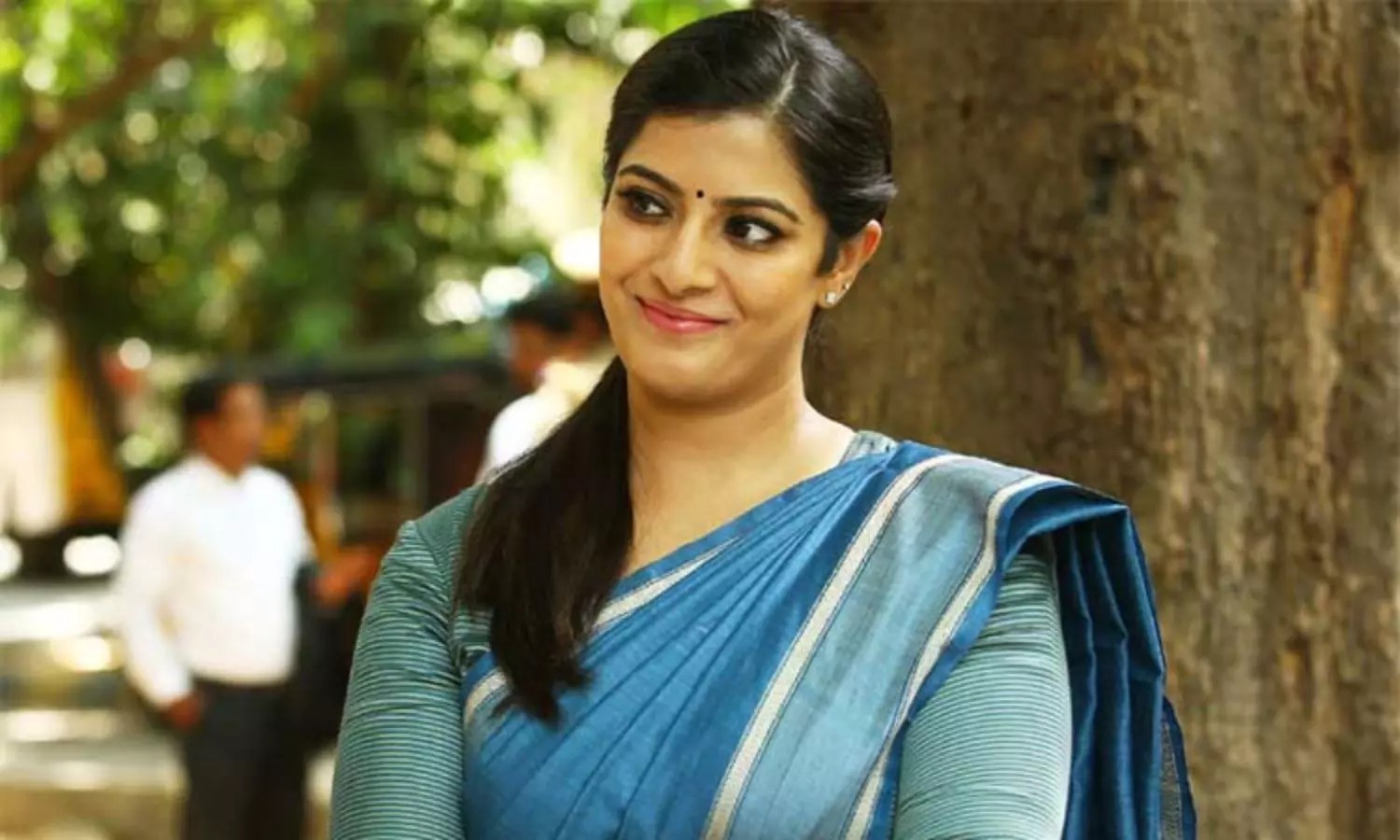 ஜெயலலிதா போன்று நான் சினிமாவிலும் சாதிப்பேன் அரசியலுக்கும் வருவேன்… நடிகை வரலட்சுமி உறுதி..!!