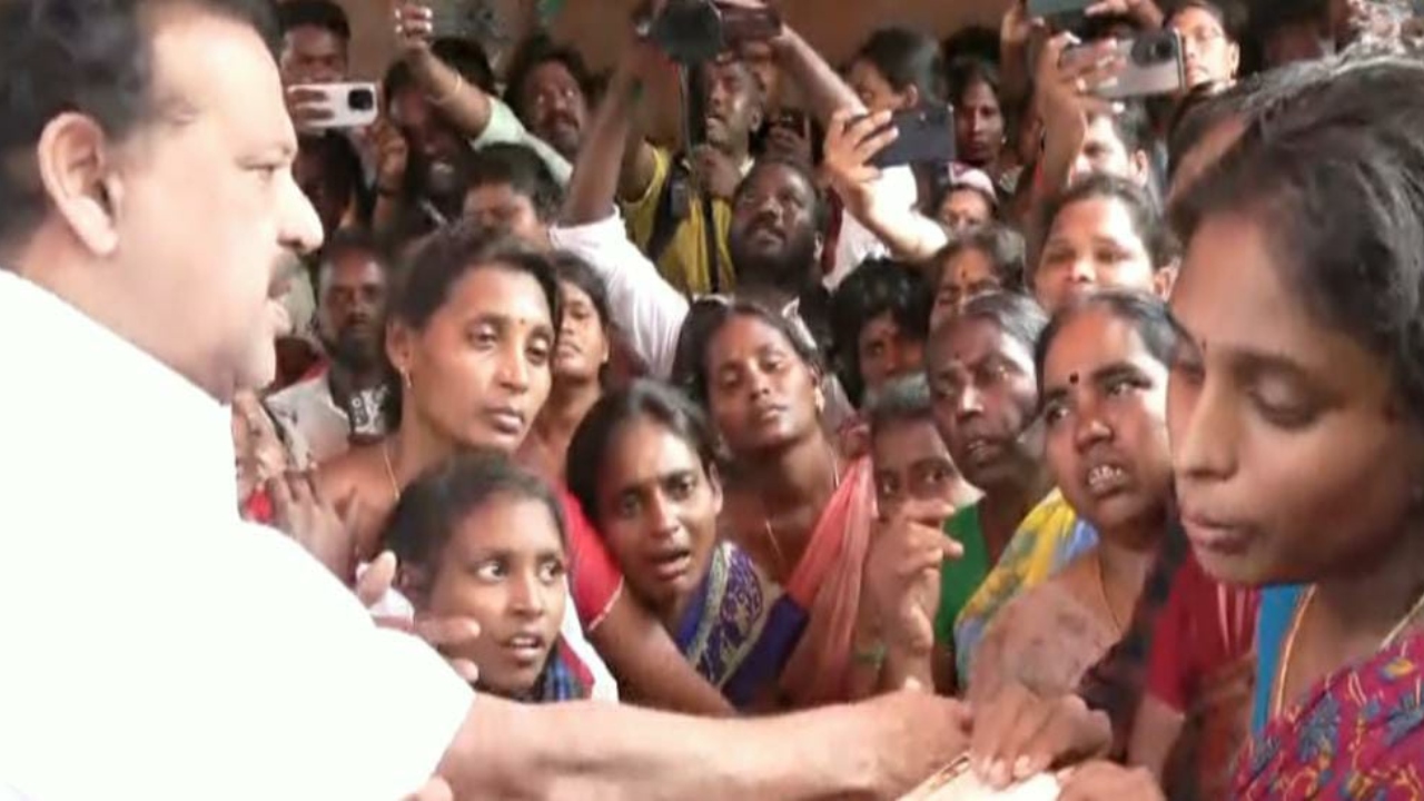 “யாராக இருந்தாலும் நடவடிக்கை எடுப்போம்…” சிறுமியின் உடலுக்கு அஞ்சலி செலுத்தி பெற்றோருக்கு ஆறுதல் கூறிய அமைச்சர்….!!