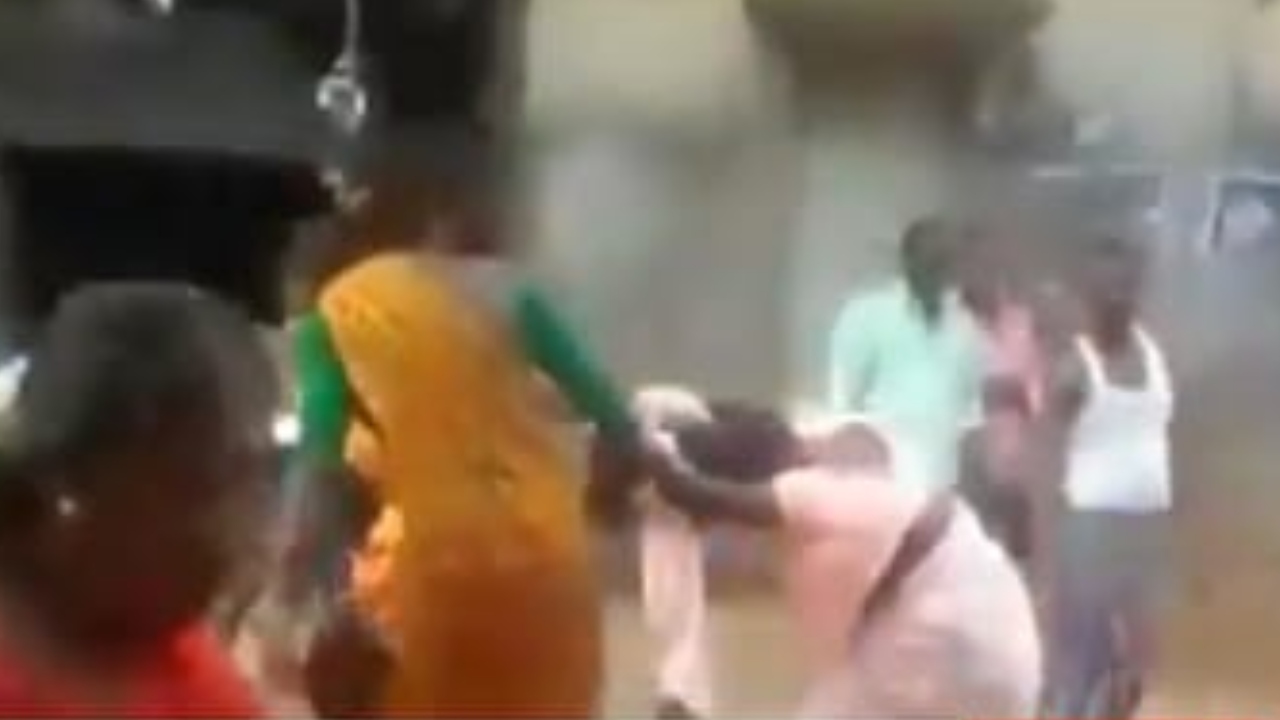 தரதரவென ரோட்டுக்கு இழுத்து வந்து… பெண்ணை சரமாரியாக அடித்த திருநங்கைகள்…. அதிர்ச்சியூட்டும் வீடியோ வைரல்….!!