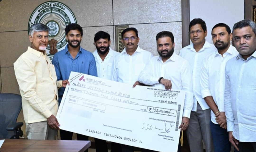 சதம் அடித்து அசத்திய இளம் வீரர்…. ரூ.25,00,000 பரிசு வழங்கிய முதலமைச்சர்….!!
