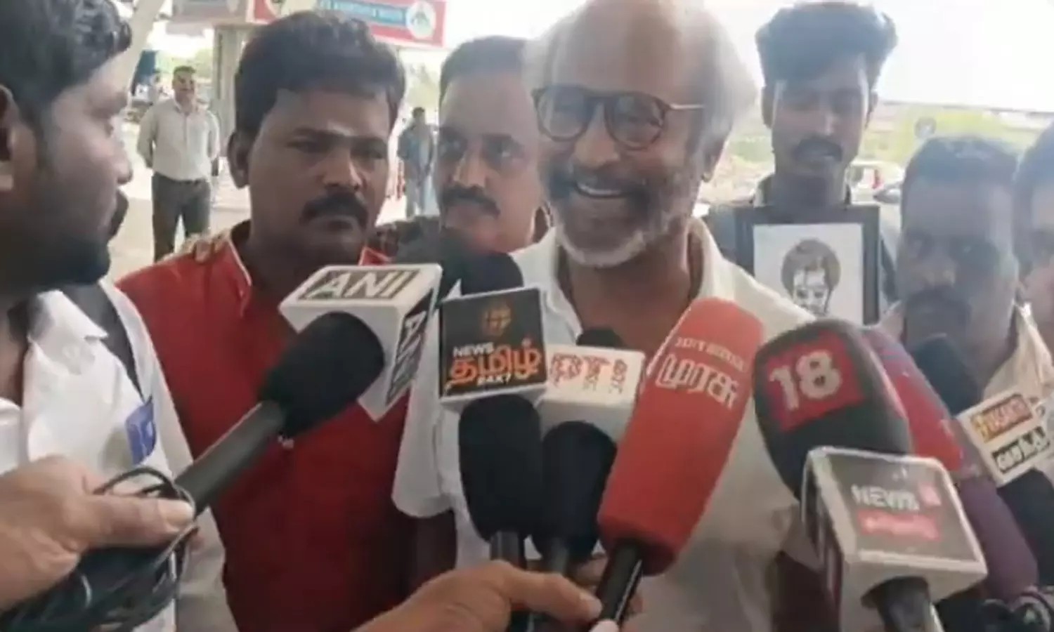 “எத்தனை வாட்டி சொல்றது”… என்கிட்ட அந்த கேள்வியை மட்டும் கேட்காதீங்க… டென்ஷனான நடிகர் ரஜினிகாந்த்..!!
