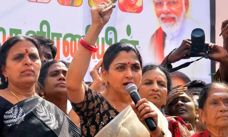 “ஆட்டு மந்தையில் பாஜகவினர்”… 6 மணி நேரமாக அடைத்து வைத்த போலீசார்… நடிகை குஷ்பு பரபரப்பு குற்றச்சாட்டு..!!