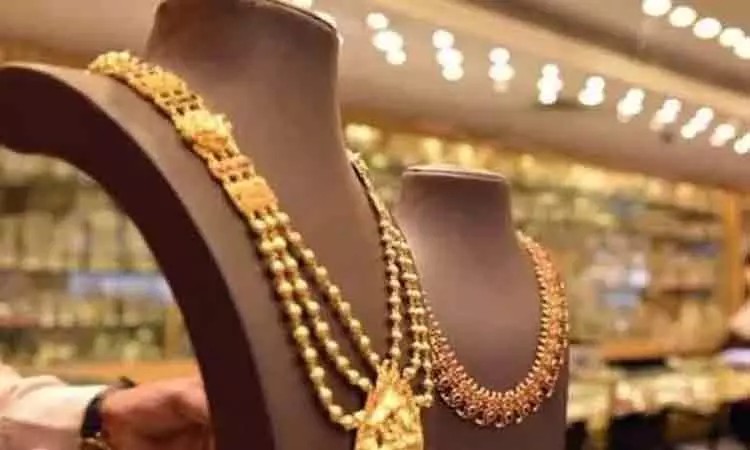 நகை வாங்க போறீங்களா…? அப்போ ரேட் செக் பண்ணிட்டு போங்க… இன்றைய தங்கம் விலை நிலவரம் இதோ..!!