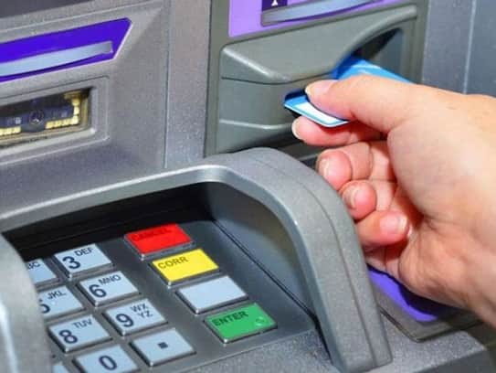 உஷார்.. ATM-ல் பணம் எடுத்து தருவதாக கூறி…. சமையல்காரரிடம் ரூ. 1.61 லட்சம் மோசடி…!!