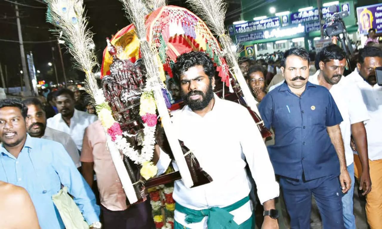 வெற்றிவேல் முருகனுக்கு அரோகரா…! பழனியில் காவடி தூக்கிய பாஜக அண்ணாமலை… பக்தி பரவசத்தோடு வழிபாடு…!!!