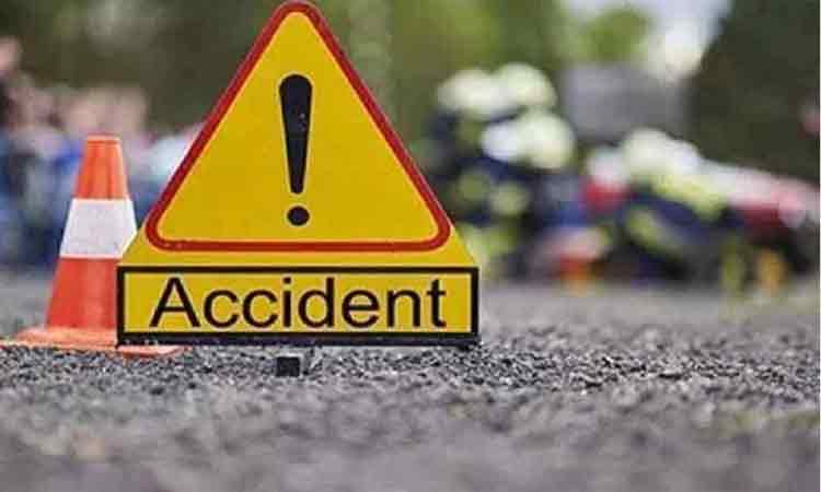 காரில் பயணித்த இளைஞர்கள்…. சாலையில் நின்றுக்கொண்டிருந்த லாரியின் மீது மோதி விபத்து… 4 பேர் பலி…!!