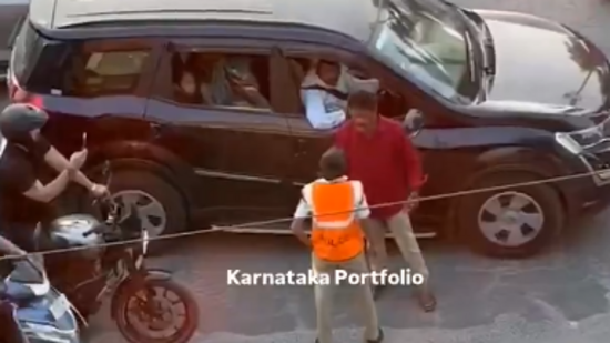 “நடு ரோட்டில் காரை நிறுத்தி”… பெண் போலீசிடம் வம்பிழுத்த ஓட்டுனர்… வைரலாகும் அதிர்ச்சி வீடியோ..!!