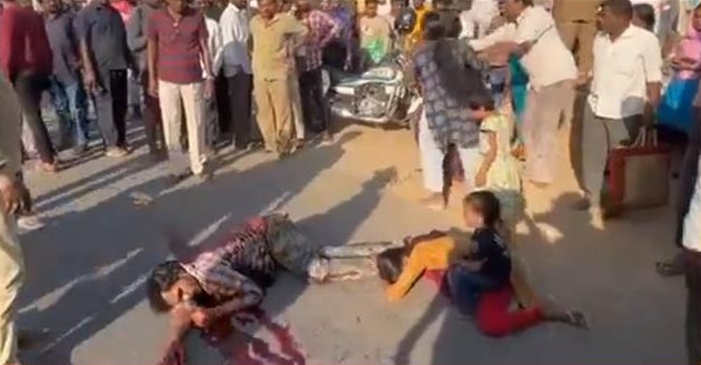 நடுரோட்டில் துடிக்க துடிக்க…. 25 வயது வாலிபரை கொலை செய்த கொடூரம்… பதைபதைக்க வைக்கும் வீடியோ…!!