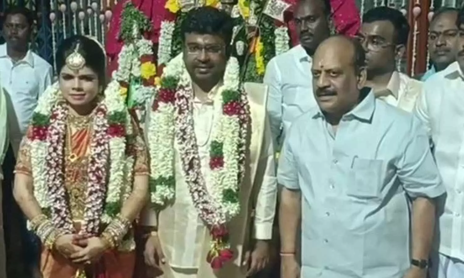 கோவிலில் எளிமையாக நடந்த திருமணம்… “டாக்டரை கரம் பிடித்த செங்கல்பட்டு கலெக்டர்”… நேரில் சென்று வாழ்த்திய திமுக அமைச்சர்..!!