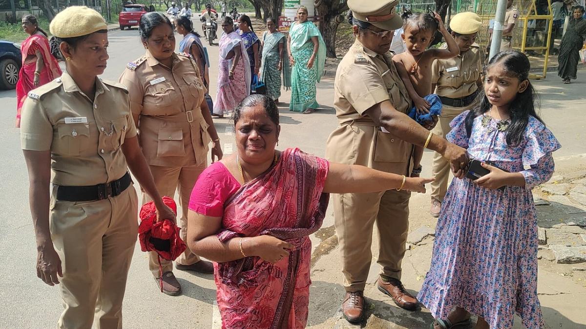 “கலெக்டர் ஆபீஸ் முன்பு தீக்குளிக்க முயன்ற பெண்”… காரணம் என்ன…? ராமநாதபுரத்தில் பரபரப்பு…!!