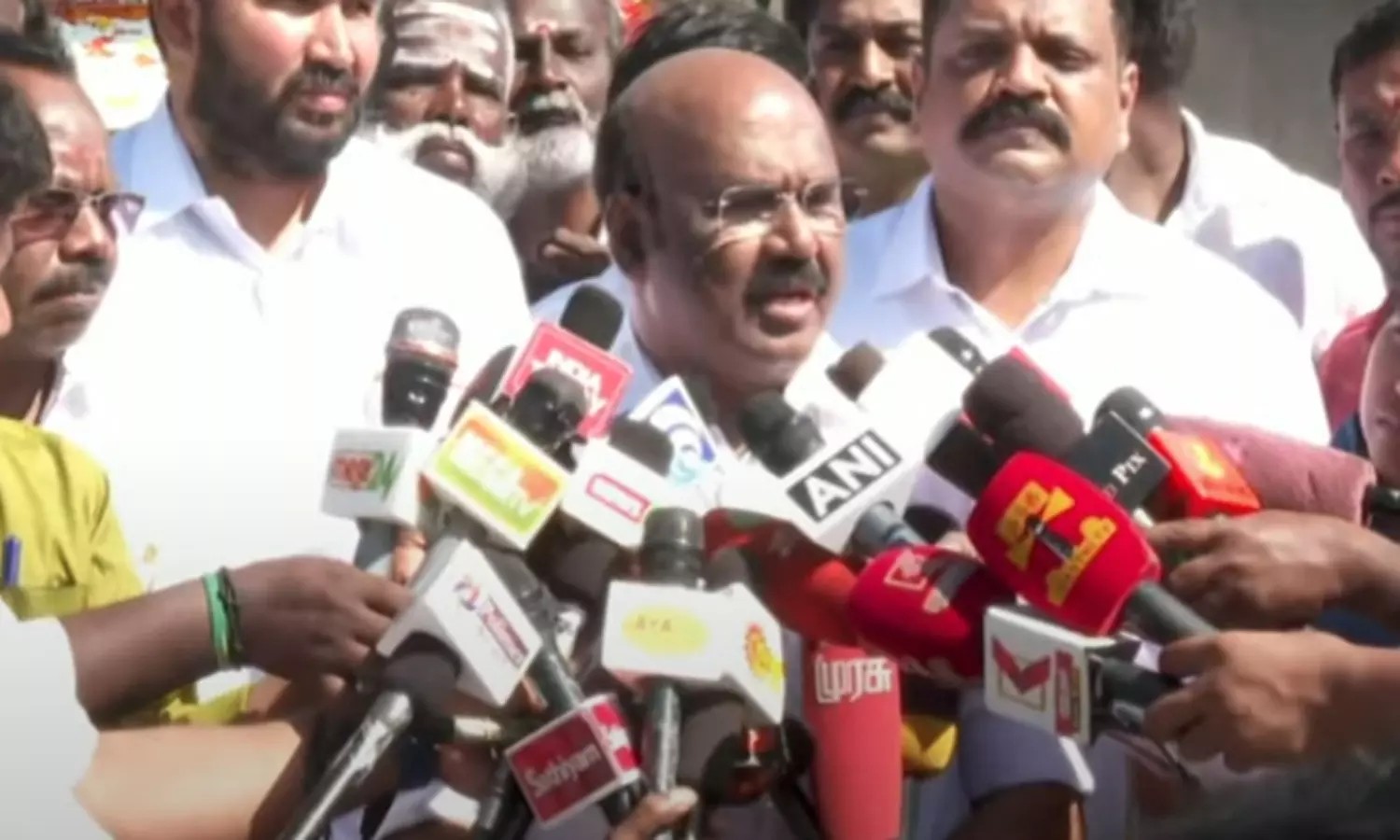 திமுகவுக்கு அந்த அருகதையே இல்ல… “இனி பாஸ்போர்ட் வாங்கணும் போல”… மூடி மறைக்க திரைப்பட வசனம் எழுதுறாங்க… ஜெயக்குமார் ஆவேசம்…!!!