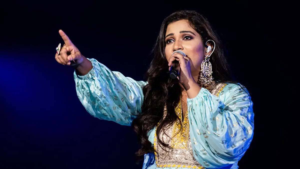 அந்த ஐட்டம் பாடலை பாடியதற்காக வெட்கப்படுகிறேன்…. பாடகி ஷ்ரேயா கோஷல் வேதனை…!!