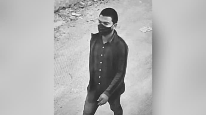 போலீஸை துப்பியால் சுட்ட பிரபல ரவுடி…. குண்டுக்கட்டாக தூக்கிய காவல்துறை….!!
