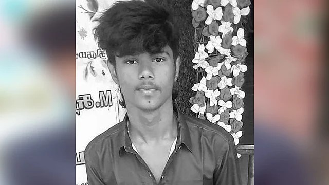 “சம்பளத்தை வாங்க சென்ற கொத்தனார்”… வீடு புகுந்து துடிக்க துடிக்க வெட்டி படுகொலை செய்த மர்ம கும்பல்… தூத்துக்குடியில் பயங்கரம்…!!