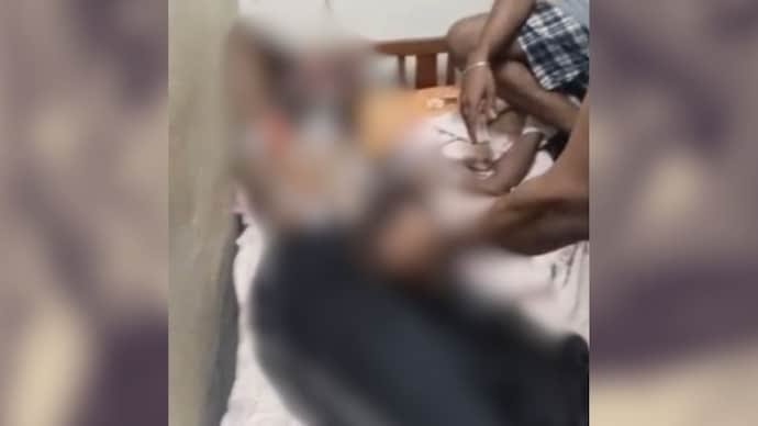 இவங்க மனிதர்களா இல்ல மிருகங்களா…? நிர்வாணப்படுத்தி ஆணுறுப்பில் டம்பிள்சை தொங்கவிட்டு காம்பசால் குத்தி… ஜூனியர்களை கொடூரமாக ராகிங் செய்த சீனியர்கள்..!!!