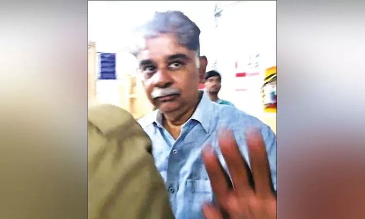தமிழகத்தில் மீண்டும் அதிர்ச்சி..! “அரசு பள்ளியில் மாணவிகளுக்கு பாலியல் தொல்லை”… வேதியியல் ஆசிரியர் அதிரடி கைது..‌!!!