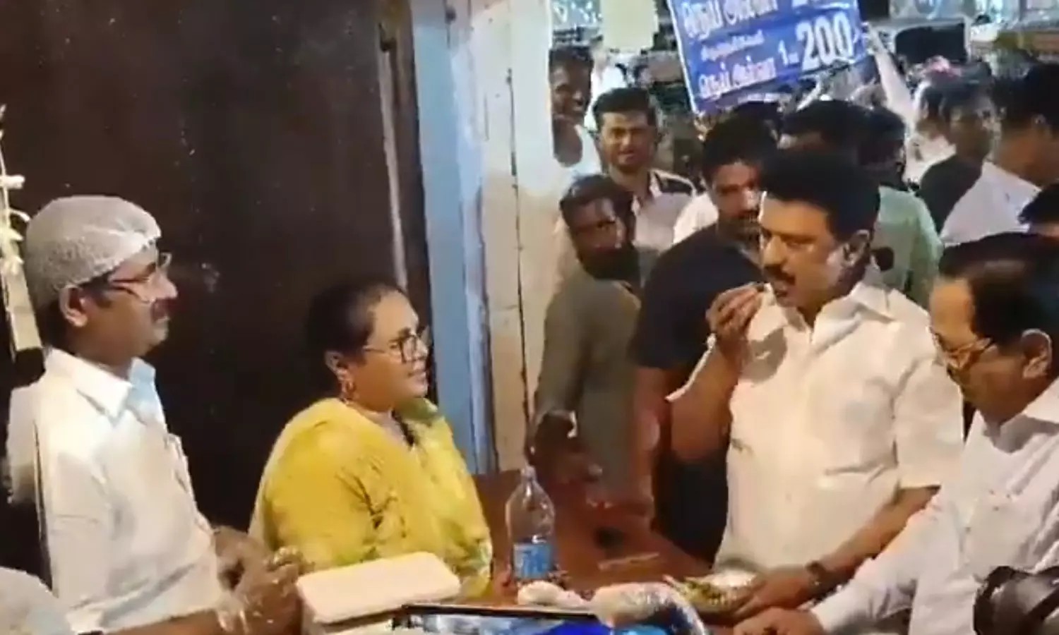 “நாட்டுல எவ்வளவோ அமளி நடக்குது”.. ஆனா அங்க பாரு ஒருத்தரை… கவுண்டமணி காமெடியை பகிர்ந்து முதல்வரை கலாய்த்த அதிமுக…!!