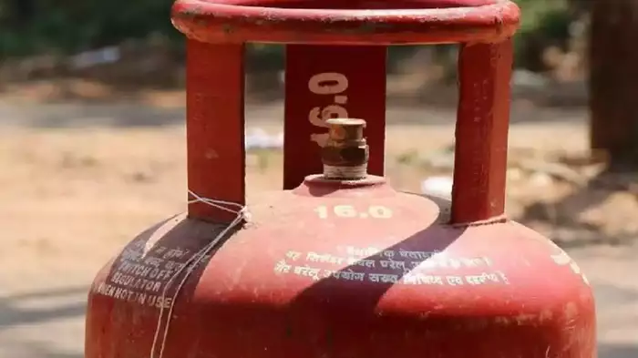 மக்களே..! இரண்டு கேஸ் சிலிண்டர் யூஸ் பண்றீங்களா…? அப்போ இந்த விஷயத்தை தெரிஞ்சிக்கோங்க..!!!