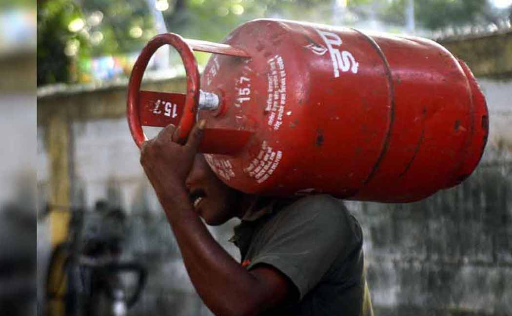 Breaking: காலையிலேயே குட் நியூஸ்… அதிரடியாக குறைந்தது சிலிண்டர் விலை….!!
