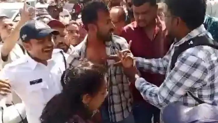 இதுதான் காரணமா…? சாலையில் வாலிபரை அடித்து உதைத்த பெண்… விசாரணையில் வெளிவந்த உண்மை…!!