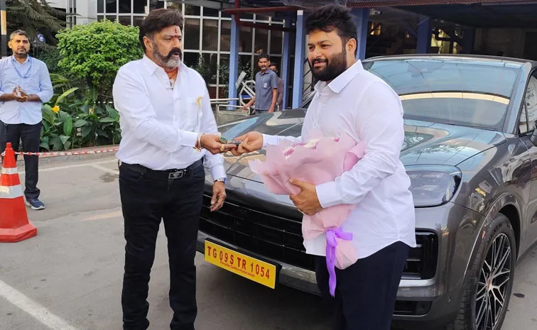 இசையமைப்பாளர் தமனுக்கு கார் பரிசளித்த பாலகிருஷ்ணா… என்ன காரணம் தெரியுமா..??