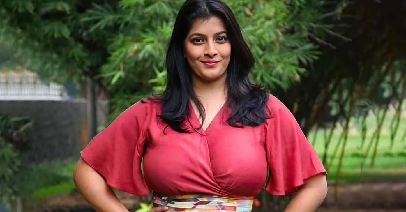 என்னப்பா சொல்றீங்க..! சின்னத்திரை பக்கம் தாவிய வரலட்சுமி…. அந்த நடிகைக்கு பதிலாகவாம்..!!