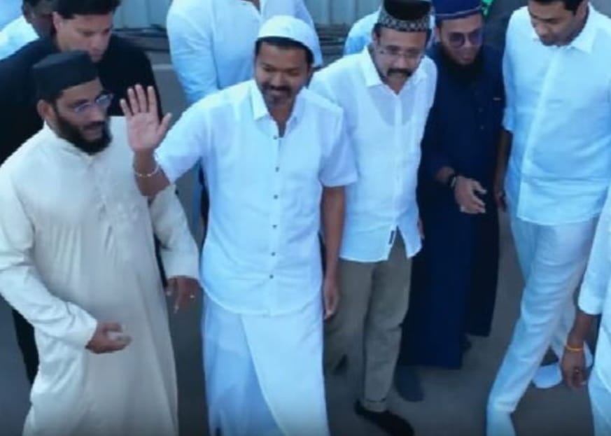 ஆஹா…! அரசியலுக்கு வந்த பின் முதல் முறையாக வேஷ்டி சட்டையில்… “இஸ்லாமியராகவே மாறிட்டாரே”… மாஸ் காட்டும் விஜய்…!!!