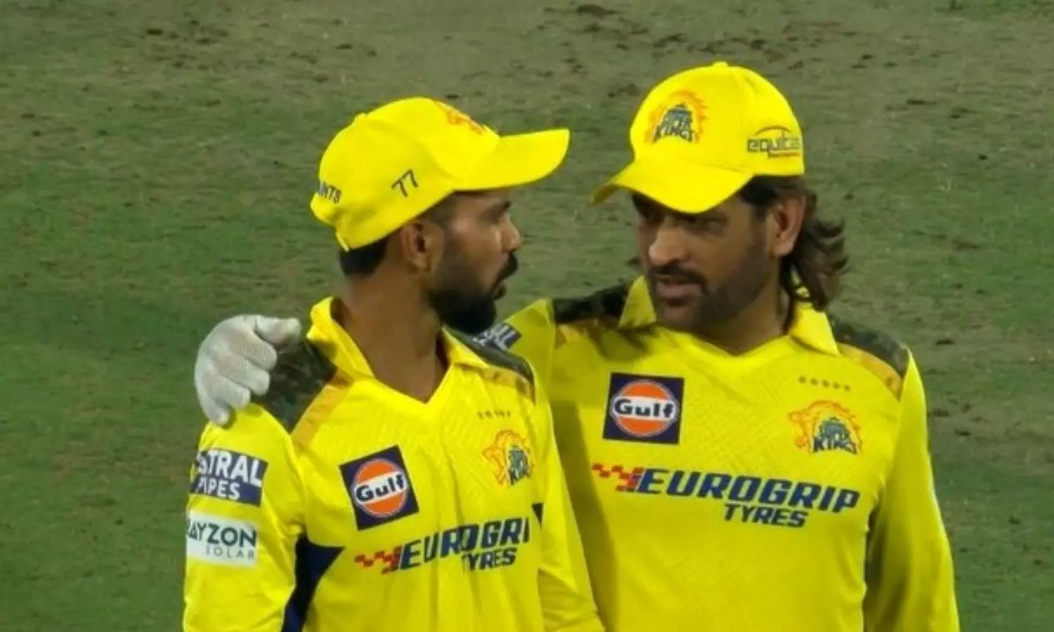 “துப்பாக்கிய பிடிங்க ருத்துராஜ்” CSK கேப்டன் பொறுப்பை விட்டுக்கொடுத்த தோனி… நடந்தது என்ன..??