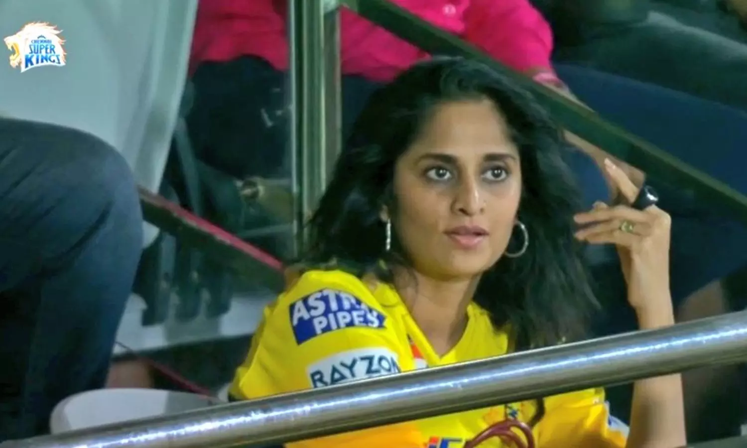 CSK VS RCB போட்டியை கண்டுகளித்த நடிகை ஷாலினி… கேமராவில் சிக்கிய புகைப்படம்..!!