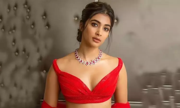 திடீரென ஆற்றில் குதித்த நடிகை பூஜா ஹெக்டே… அதுவும் யாரோடு தெரியுமா.? வெளியான வீடியோ..!!